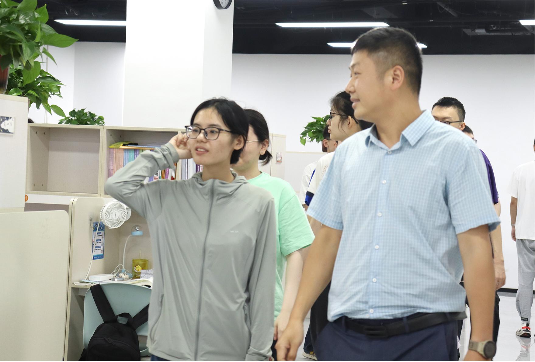研粒考研朱老师带中国科大学生参观研粒环境